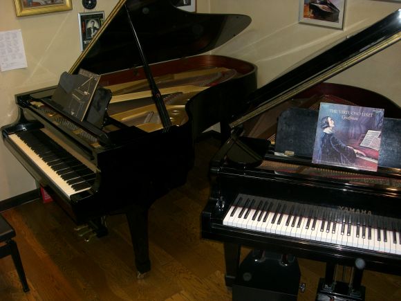 レッスンで使用しているグランドピアノ